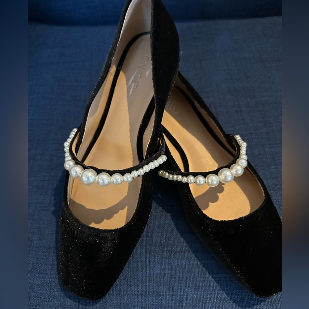 Velvet Mary Janes. W Pearls! ON 34th Sarry. 
Skimmer Ballet Shoe.  8.5 Medium